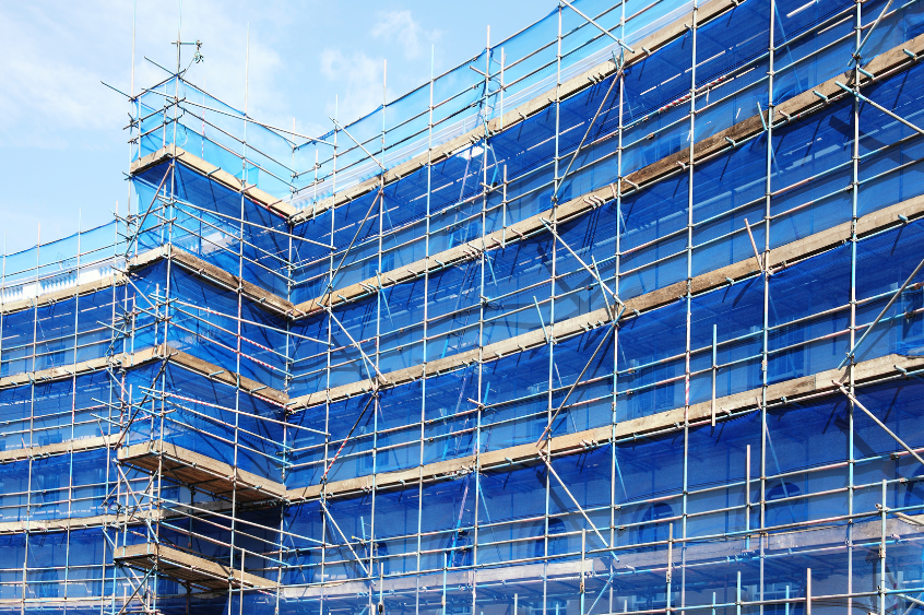 Fachada de un edificio en construcción con uno de los tipos de mallas más utilizados, la malla mosquitera.